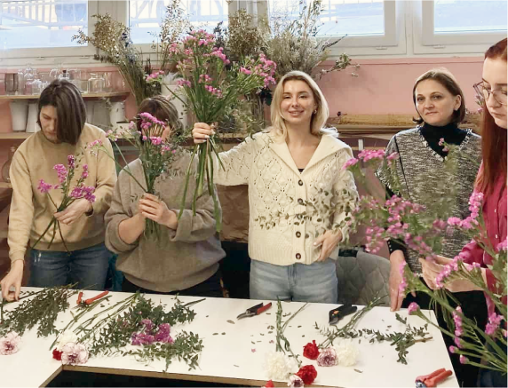 Initiation au métier d’assistant de fleuriste pour des réfugiées ukrainiennes organisé avec notre partenaire Du Pain & des roses